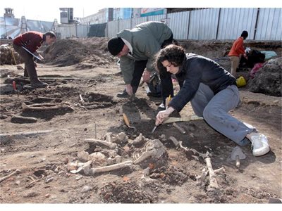 Археолози разкриват погребенията в двора на храма.
СНИМКИ: КРИСТИНА ЦВЕТКОВА