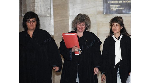 МОТИВИ: Съдиите Валя Рушанова, Мария Митева и Христина Михова (от ляво на дясно) поставят под съмнение доказателствата.