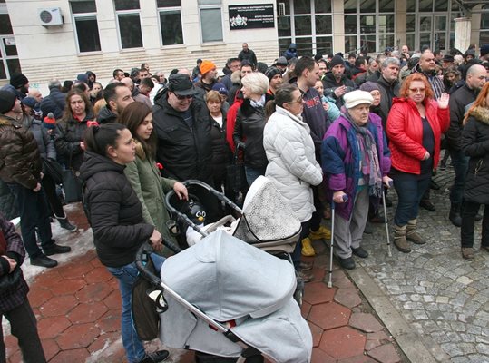 Стотици се събраха пред Второ РПУ в подкрепа на д-р Димитров.