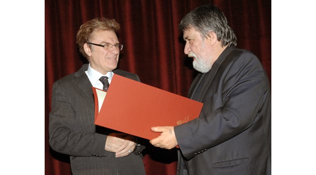 Вежди  Рашидов връчва награди на дейци на културата за празника 24 май през  2010 г. Един от тях е и Васил Найденов.