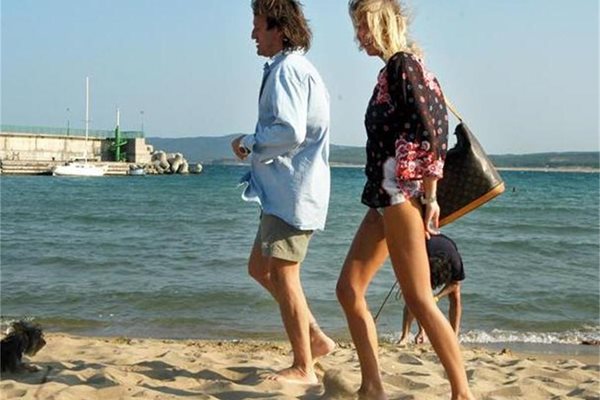 Дори Калина и съпругът й Китин предпочитат плажа на Дюни, един от най-меките в света. 
СНИМКА: "24 ЧАСА"