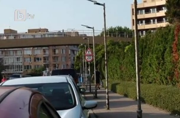 Ел. стълб падна върху кола пред хотел в Поморие