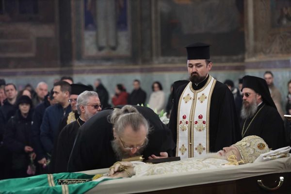 Митрополитите се покланят пред Негово Светейшество патриарх Неофит