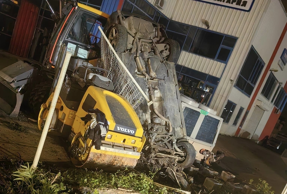 Кола се заби в багер на Околовръстното в София (Видео, снимки)