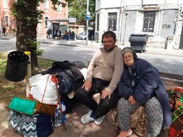 Златан и майка му Мария от 31 март живееха в средната алея на бул. "Руски", но от вчера са в Димитровград.