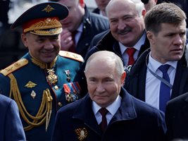 Путин и вече отстранения военен министър Сергей Шойгу. СНИМКА: РОЙТЕРС