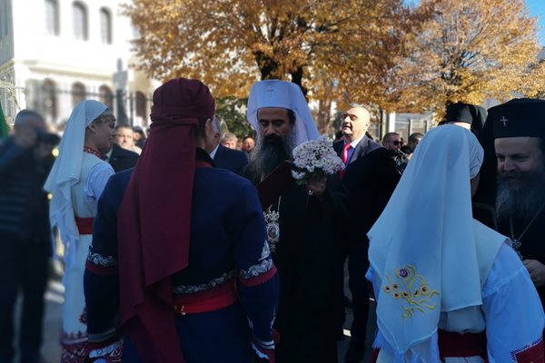 Хиляди жители на Гоце Делчев и региона се стекоха днес на централния площад, за да посрещнат патриарх Даниил.