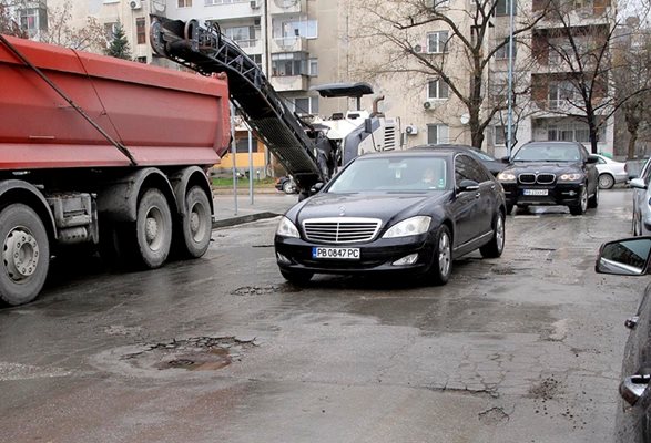 С фреза изгребват асфалта от ул. "Светослав Тертер".