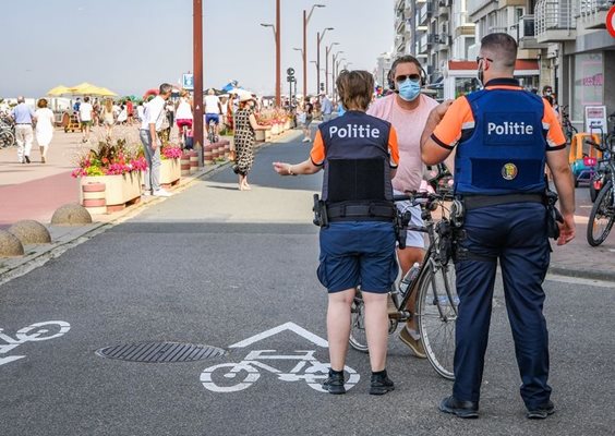 Няколко души са били арестувани вчера по време на безредици, предизвикани от заповед за евакуация на плаж в белгийския морски курорт Бланкенберге. Снимка: Belga