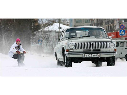 исокопроходимият ГАЗ-24 се произвежда от 1968 до 1985 г. Съществуват така наречените КГБ модели с 5-литров V8 двигател с 200 к.с. на “Чайка” с автоматична скоростна кутия.
