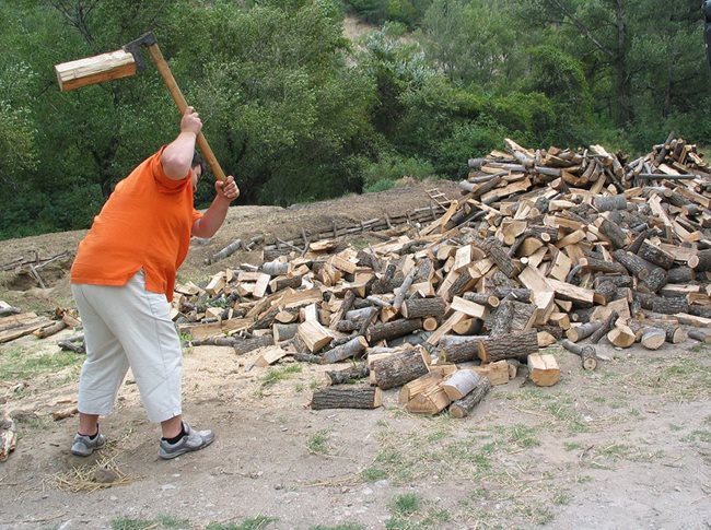 Местните се страхуват, че дървата ще им свършат посред зима
