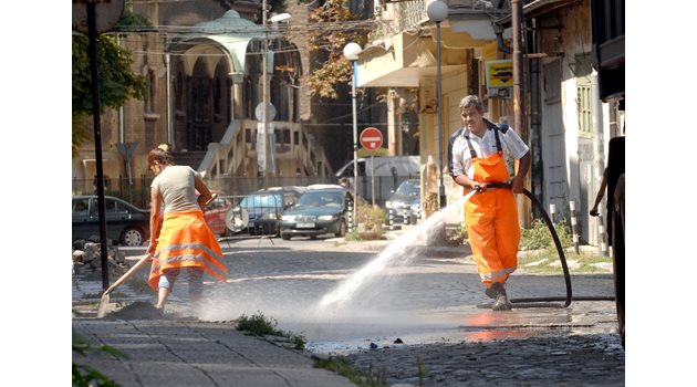 Столичната община планира да увеличи честотата на миенето на уличната мрежа.
