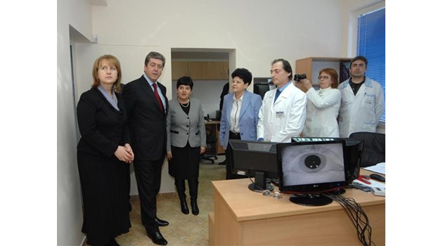 ДАРЕНИЕ: Президентът на посещение в болница, където е доставена апаратура с пари на “Българската Коледа”.