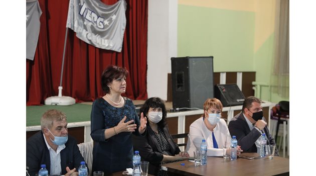 Караянчева по време на срещата с членове и симпатизанти на ГЕРБ в Берковица. Снимки ГЕРБ