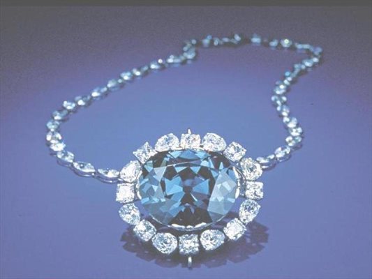 Синият “Хоуп” (“Надежда”) е сред най-прочутите диаманти. 
