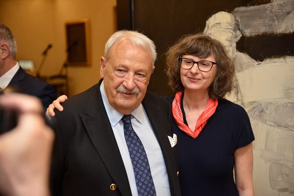 С дъщеря си Калина Гарелова, която е редактор на книгата му “Неизпратени писма до Маргарита”, издание на КК “Труд”.