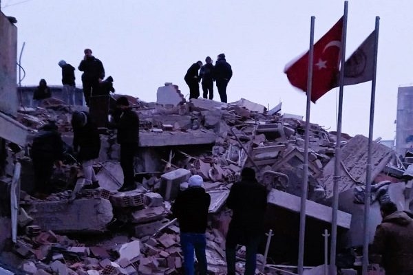 Сграда, повредена при земетресенията през февруари, се срути в Турция