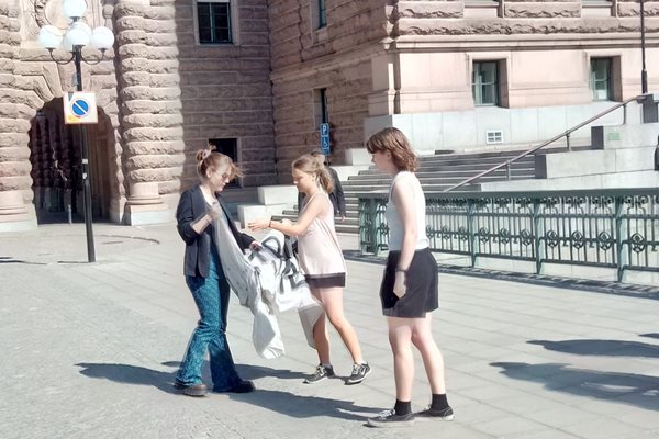 Грета Тунберг (в средата с розовия потник и късите панталони) разгъва пред шведския парламент в Стокхолм един от плакатите на 248-ия петък от инициативата за защита на климата "Петъци за бъдеще".
Снимки: Авторката