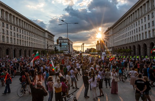 Протестите от 2020 г. вкараха в българската политика две нови поколения, които бяха дезинтересирани и изолирани от обществения живот през първите 20 години на новия век. СНИМКА: ЙОРДАН СИМЕОНОВ