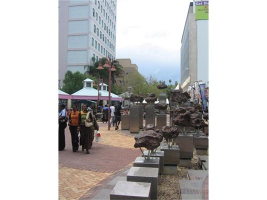 Парчета от метеорита Гибеон, паднал над Намибия, са изложени на една от търговските улици в центъра на Виндхук.