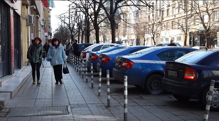 Полицията задръства тротоари и улици в София (Видео)