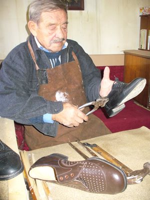 "Най-важният инструмент на обущаря са тегляшките клещи и аз никога не се разделям с тях", казва Пейко Михов.