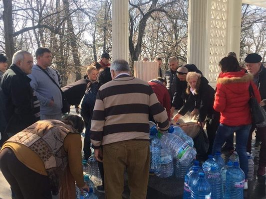 Край на безплатната минерална вода от изворите в Хисаря.