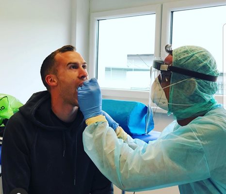 Австрийският полузащитник на “Щурм” Лукас Йегер по време на тестовете на играчите за коронавирус

