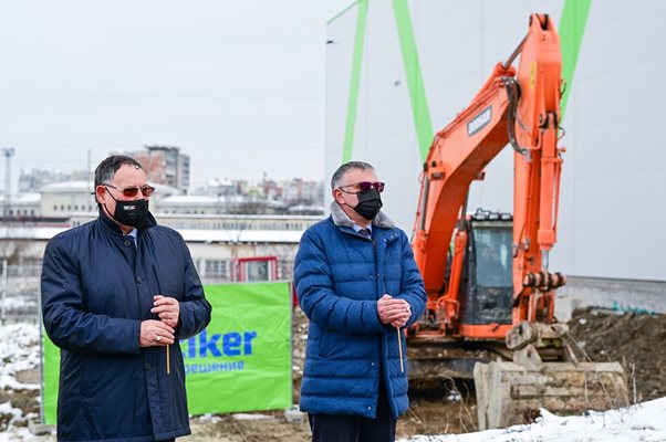 (отляво надясно): Любомир Христов, кмет на Шумен и Тодор Белчев, председател на съвета на директорите на „Видеолукс холдинг”.

