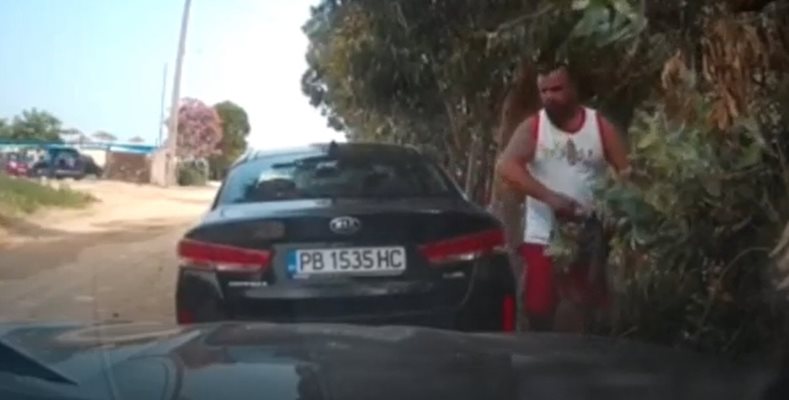 Крадецът се изнизва с плячка от ограбената кола с пловдивска регистрация. Снимка: Ютюб