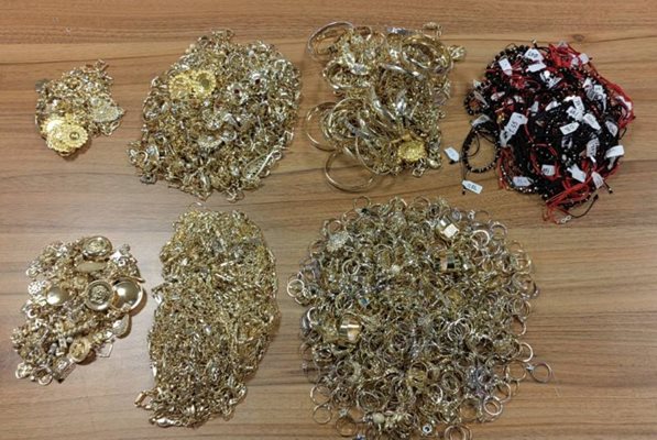 Митничари задържаха над 4.4 кг златни накити при проверка на автобус