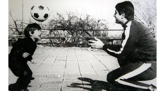 Георги Аспарухов подава топката на сина си Андрей. СНИМКА: АРХИВ
