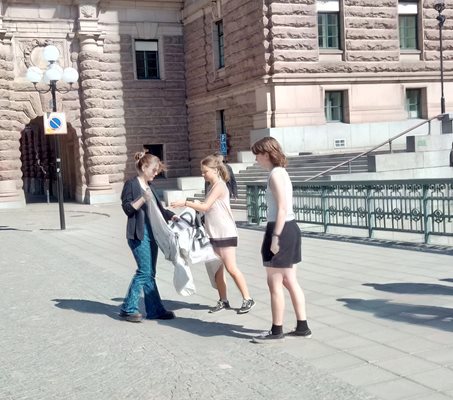 Грета Тунберг (в средата с розовия потник и късите панталони) разгъва пред шведския парламент в Стокхолм един от плакатите на 248-ия петък от инициативата за защита на климата "Петъци за бъдеще".
Снимки: Авторката
