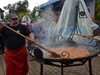 Ути Бъчваров сготви гигантски миш-маш на фестивала на чушката в Кирково /снимки/
