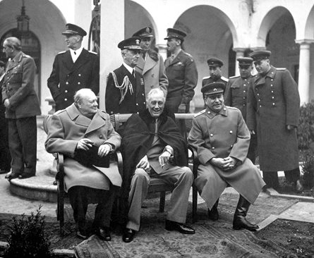 Сталин, Рузвелт и Чърчил на конференцията в Ялта през февруари 1945 г.