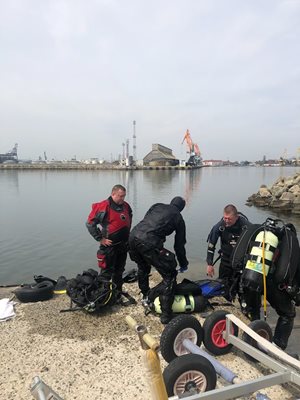 Водолази почистиха морското дъно в района на бургаското пристанище.