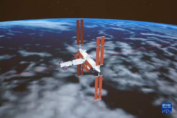 „Тиенджоу-5“ се скачи с китайската космическа станция