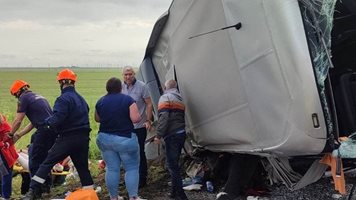 Автобус се обърна на магистрала "Тракия", петима тежко ранени