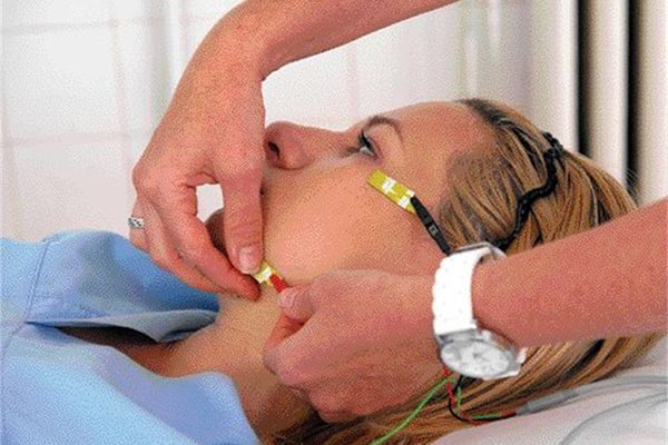 Изследването с електромиограф показва степента на парезата, за да се подхване правилно лечение на нерва.

