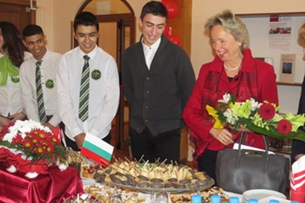 Посланик Вике разговаря с учениците от ПГ по туризъм, които бяха приготвили кетъринг с австрийски сладкиши