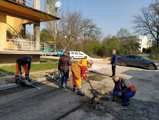 Правят се тротоари, полага се асфалт.