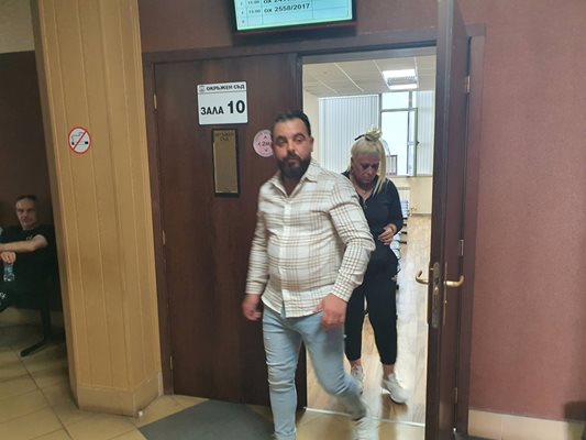 Румен Александров излиза от съдебната зала.
Снимка: Авторът