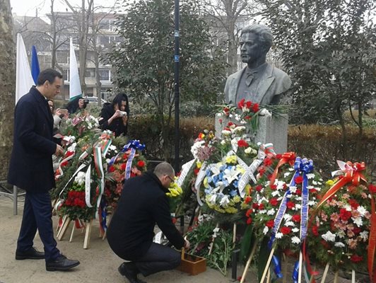 Кметът Димитър николов и областният управител Вълчо Чолаков пред паметника на Левски в Бургас. Снимки: Елена Фотева
