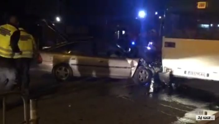 "Мерцедес" удари автобус 260 в София.
