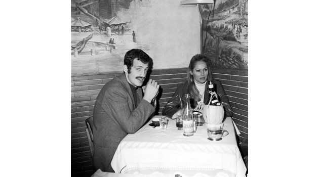 Жан-Пол Белмондо с Урсула Андрес в парижко кафене през 70-те години на ХХ век.