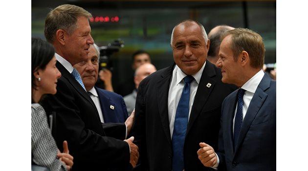 Премиерът Бойко Борисов говори в Брюксел с Доналд Туск, шеф на Европейския съвет, и румънския президент Клаус Йоханис (вляво).