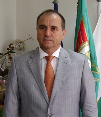 Николай Тонев предпочете да довърши петия си мандат като кмет на община Гълъбово, вместо да стане депутат от ДПС, за какъвто беше избран. 