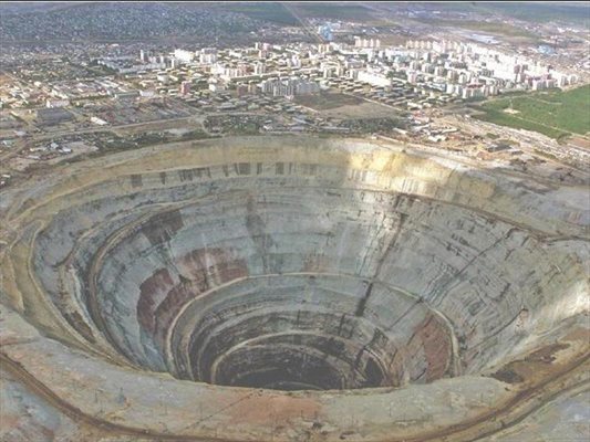 Една от най-големите кимберлитови тръби в Русия - “Мир”, до град Мирний в Якутия. Такива сибирски рудници осигуряват 90% от руските елмази.
СНИМКИ: РОЙТЕРС
