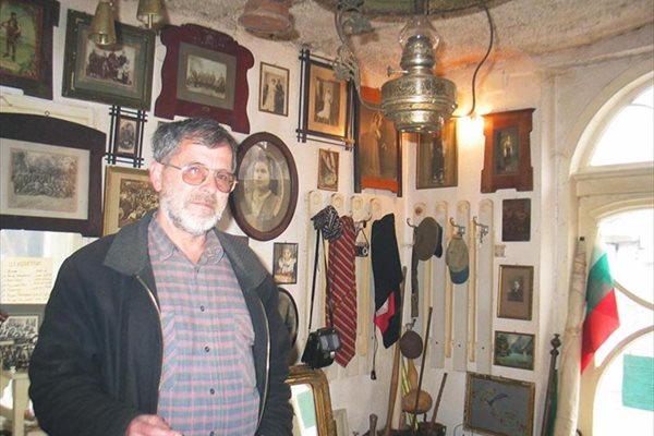 Михаил Тенев в музея, който е създал в дома си в Сливен и е попълнил с експонати от пътешествията си в Южна Америка.