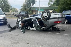 Жена пострада при катастрофа в Пловдив, колата й се обърна по таван